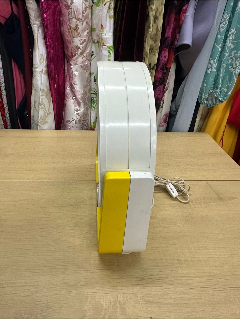 Vintage Clairol Yellow and White Lighted Makeup Mirror EUC - Picture 9 of 9